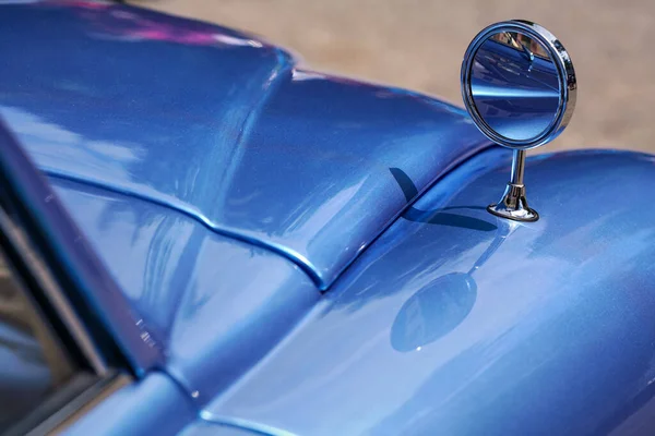 Zadní Zrcátko Namontované Předním Nárazníku Modrého Kovového Vozu Detail Detailu — Stock fotografie