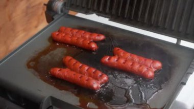 Küçük sosisli sandviç ya da ızgarada ızgara sosis.