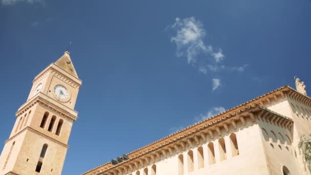 2019年9月22日 西班牙 波尔顿酒店 在阳光灿烂的日子里 仰望罗马天主教教堂的塔楼 一些树叶缓风飘扬 — 图库视频影像