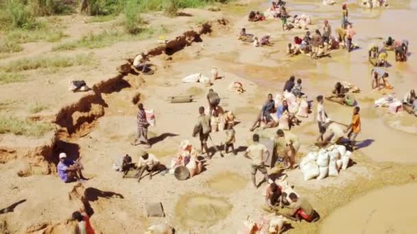 Ilakaka Madagaskar Mei 2019 Kelompok Orang Malagasi Mencari Permata Berharga — Stok Video