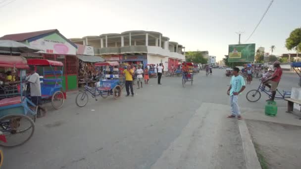 Toliara Madagascar May 2019 Typical Evening Scene Busy Crossroad People — Vídeo de Stock