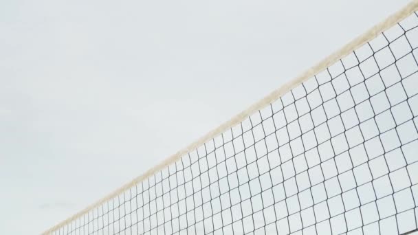 Mirando Hacia Arriba Red Voleibol Playa Fondo Cielo Claro Bola — Vídeo de stock