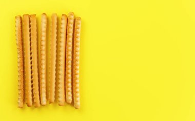 Grissini, sarı tahtadaki ekmek çubukları olarak da bilinir, sağ taraftaki yazı için uzaydan görünüm