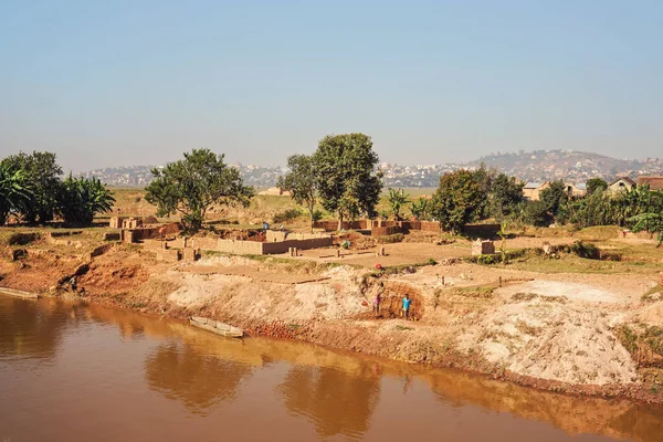 Antananarivo Μαδαγασκάρη Μαΐου 2019 Άνθρωποι Που Εργάζονται Κοντά Στο Ποτάμι — Φωτογραφία Αρχείου