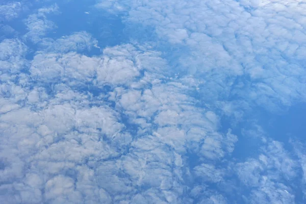 Pluizige Hemel Wolken Verlicht Door Middagzon Gezien Vanaf Commerciële Vliegtuig — Stockfoto