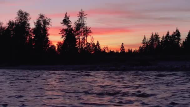 Avondscène Bij Rivier Silhouetten Van Bomen Aan Rotsachtige Kust Met — Stockvideo