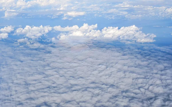 Pluizige Wolken Die Vlak Uitzien Gezien Vanuit Commercieel Vliegtuig — Stockfoto