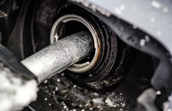 Fémüzemanyag Fúvóka Télen Havazással Borított Benzintartály Közelkép Részletek — Stock Fotó