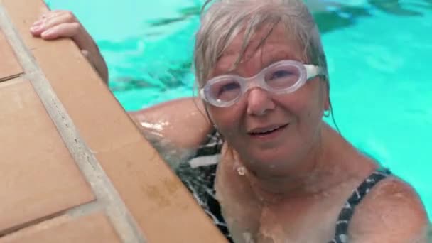 Elderly Senior Woman Gray Hair Resting Side Hotel Pool Goggles — Stok video