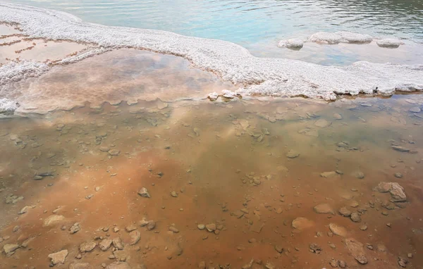 Пісок Покритий Кристалічною Сіллю Березі Мертвого Моря Чиста Спокійна Вода — стокове фото