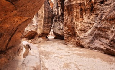 Petra, Ürdün 'deki Al Siq Kanyonu' nun her iki tarafında da pembe kumtaşı duvarlar var..