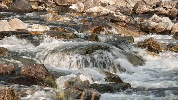 River Flowing Rocks Cascade Sunny Day Closeup Detail Longer Exposure — Fotografia de Stock