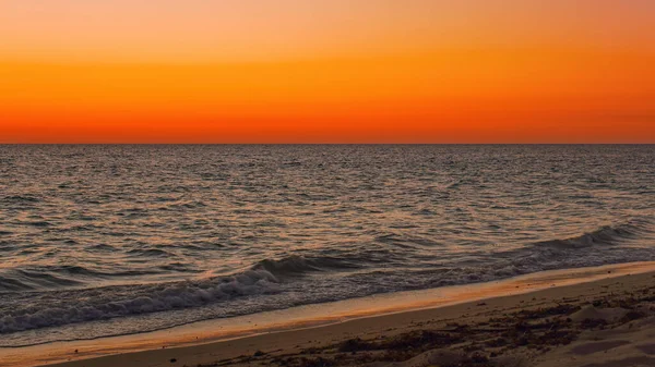 Cielo Rojo Anaranjado Vibrante Que Refleja Océano Tranquilo Después Del —  Fotos de Stock