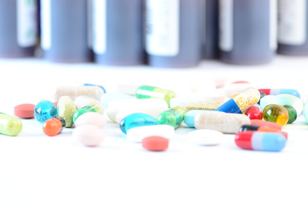 Таблетки и флаконы
