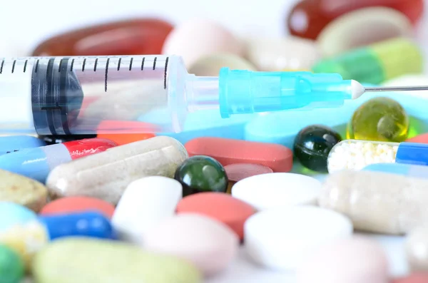Pills and syringe — Stock Photo, Image
