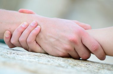 yardım elini sıktı