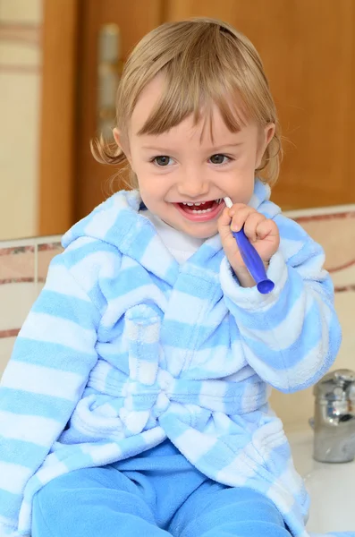 Cepillarse los dientes —  Fotos de Stock