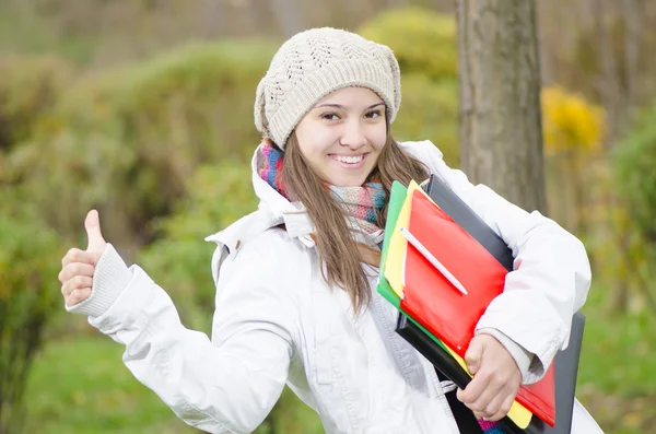 Een gelukkig meisje uit de school — Stockfoto