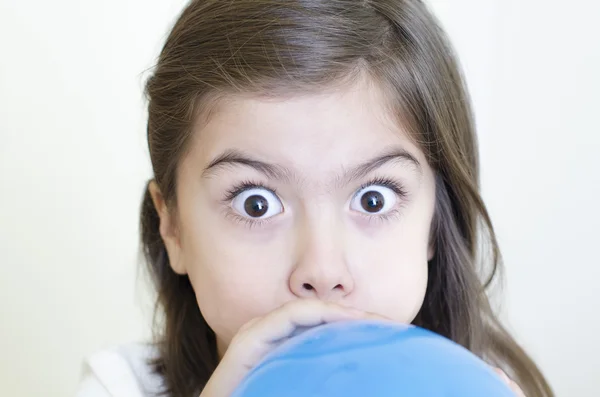 Chica inflatig un globo — Foto de Stock