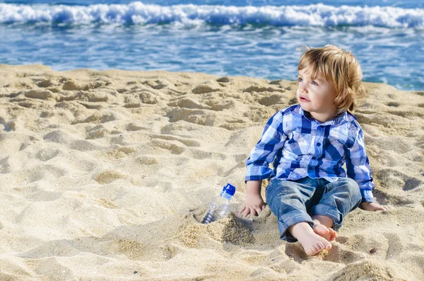 En fin pojke på stranden — Stockfoto