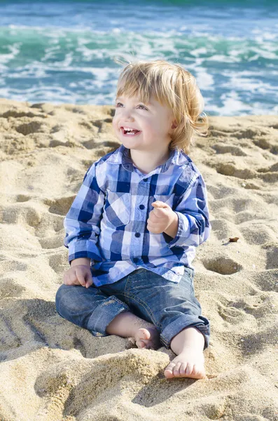 En fin pojke på stranden — Stockfoto