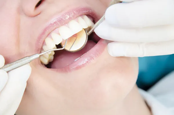 Zahnarzt untersucht — Stockfoto