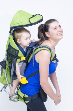 sırt çantası içinde bebek