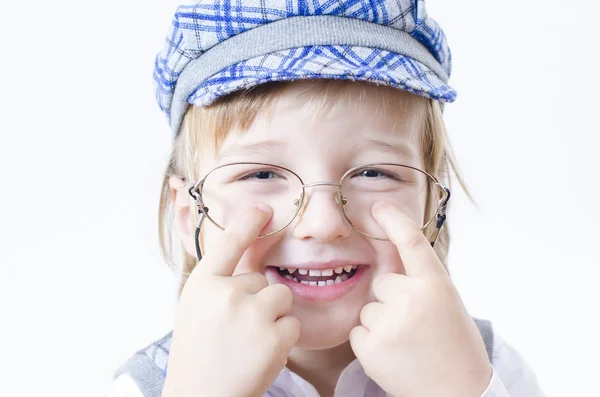 Söt pojke låtsas vara gammal — Stockfoto