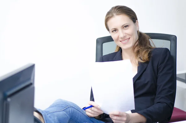 Una mujer de negocios relajada — Foto de Stock