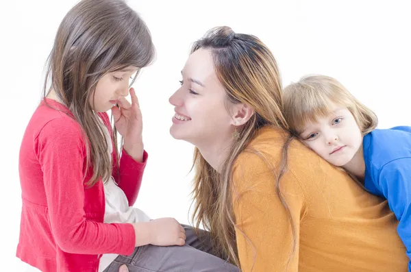 Madre consolando a su hijo — Foto de Stock