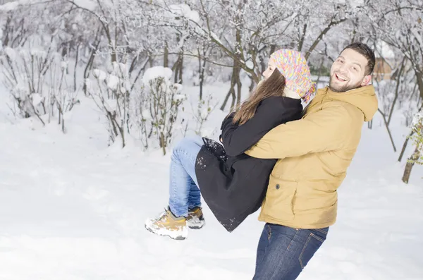 Leker i snön — Stockfoto