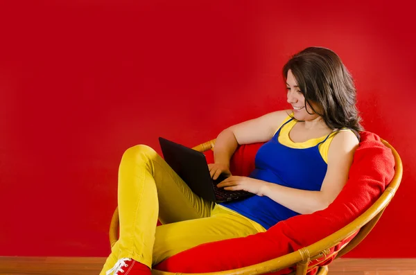 Tijd doorbrengen op laptop — Stockfoto