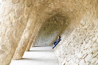 Barcelona'da guell Parkı içinde genç bir kadın
