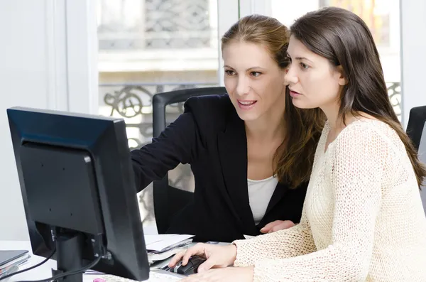 Jeunes femmes d'affaires — Photo