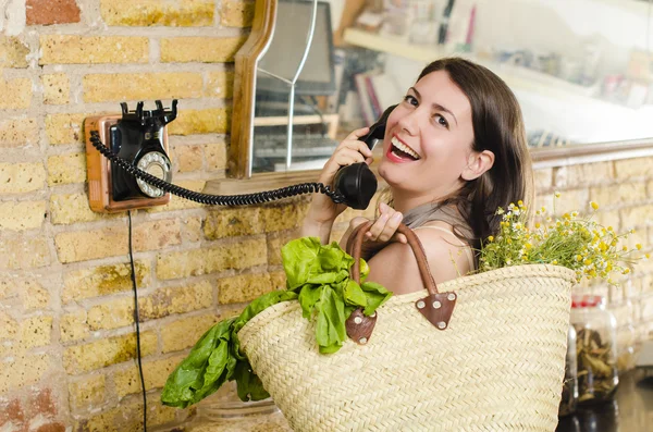 Winkelen in een rustieke winkel — Stockfoto