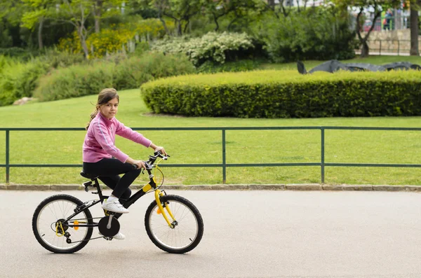 Chica con bicicleta — Foto de Stock