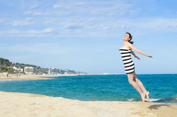 Vrouw ontspannen op het strand — Stockfoto