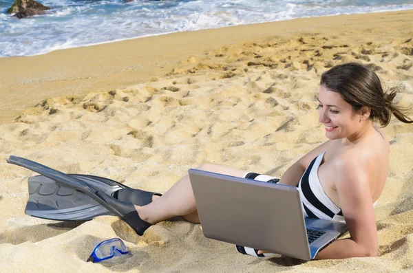 Met behulp van laptop op strand — Stockfoto