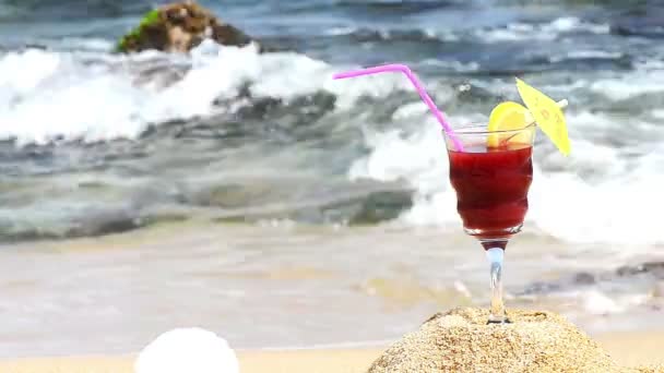 Cocktail op strand — Stockvideo