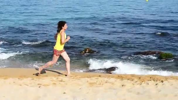 Бег на пляже — стоковое видео