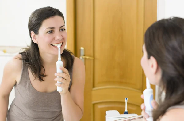 Cepillarse los dientes —  Fotos de Stock