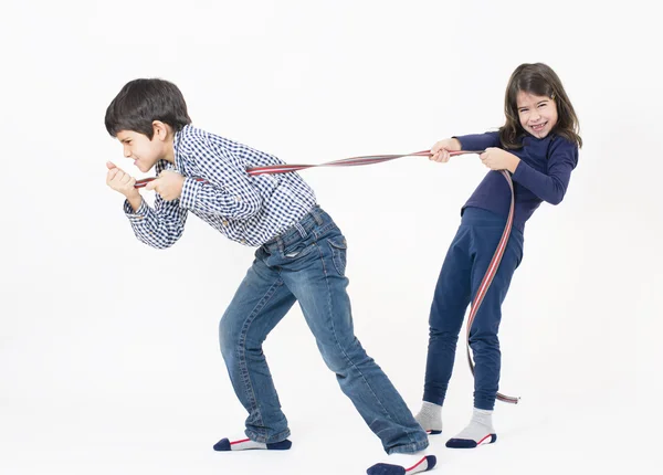 Geschwister spielen — Stockfoto