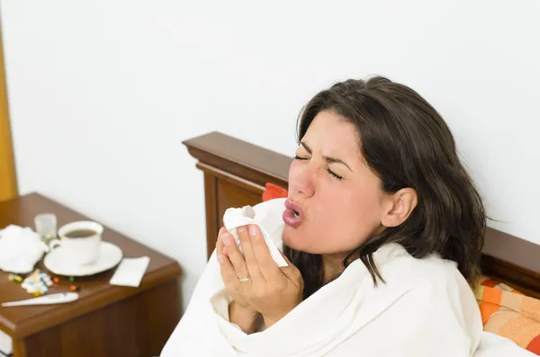 Mujer estornudando — Foto de Stock