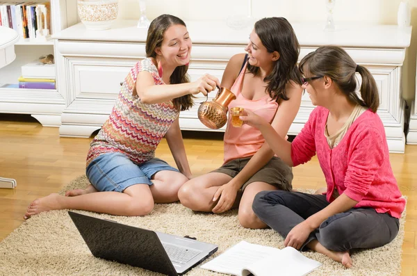 Zeit am Laptop verbringen — Stockfoto