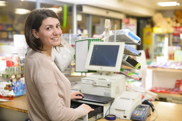 Glad kassörska — Stockfoto