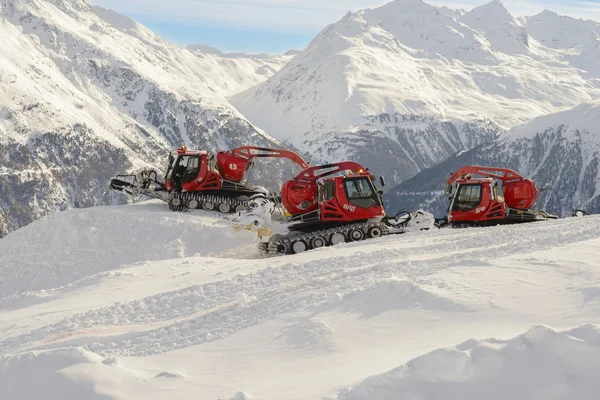 Macchine per la preparazione della neve — Foto Stock