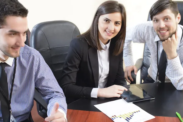 Mensen uit het bedrijfsleven hebben bestuursvergadering — Stockfoto