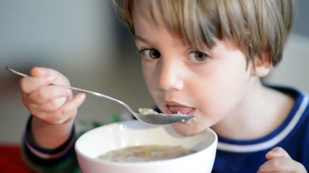 Jongen eten granen met melk — Stockvideo