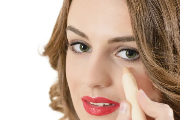 Vrouw met behulp van concealer — Stockfoto