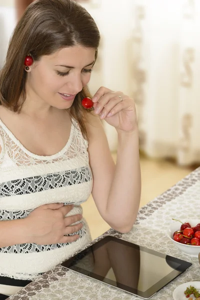 Zwangere vrouw die eet — Stockfoto